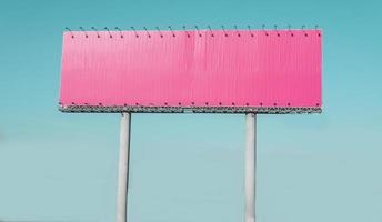 cartellone autostradale rosa vuoto su sfondo blu cielo, il tuo testo qui foto