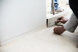 operaio edile che fa il suo lavoro - utilizzando una linea di snap sostitutiva fine che si prepara a versare il pavimento in cemento foto