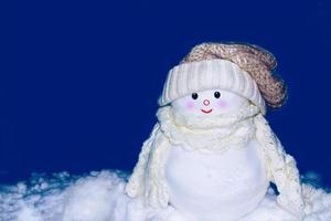 felice pupazzo di neve. paesaggio invernale. buon natale e felice anno nuovo biglietto di auguri foto