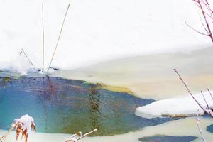 paesaggio invernale congelato con alberi innevati. all'aperto foto