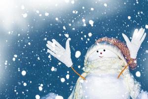felice pupazzo di neve. paesaggio invernale. buon natale e felice anno nuovo biglietto di auguri foto
