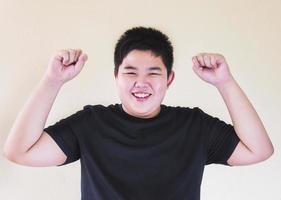 il ragazzo tailandese sta mostrando un'espressione felice foto