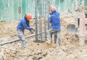 installazione di pali trivellati a umido in cantiere foto