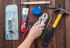 utensili manuali da costruzione con pavimento in legno foto