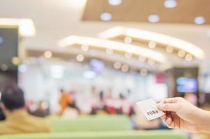 l'uomo tiene in mano la carta di coda mentre aspetta nella moderna area della reception foto