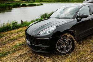 chisinau, moldova - 17 giugno 2021, porsche macan s in corse fuoristrada piene di umore su cattiva strada in moldova. foto editoriale.