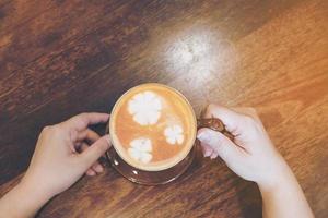 caffè vintage con decorazione latte art foto