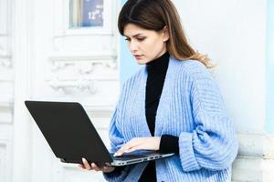 la ragazza lavora al computer in un bar. gli studenti imparano in linea. blogger. giovane scrittrice caucasica che digita sul computer portatile. attraente imprenditrice utilizzando un computer portatile durante una pausa. foto