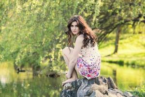 bella ragazza europea bianca con la pelle pulita nel parco con alberi in fiore foto
