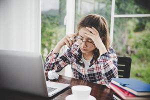 donna di affari stanca che lavora su un computer foto