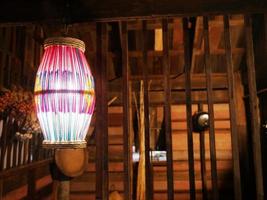lampada elettrica vintage in metallo da parete per esterni da giardino in città o villaggio. foto