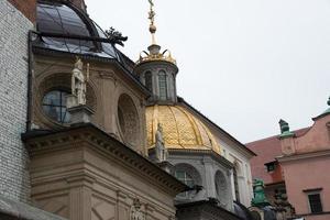 facciata della chiesa con cupola dorata. cracovia foto