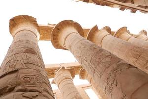 colonne nella sala ipostila del tempio di karnak, luxor, egitto foto