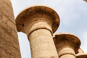 colonne nella sala ipostila del tempio di karnak, luxor, egitto foto