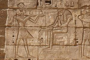 geroglifici egizi nel tempio di medinet habu, luxor, egitto foto