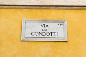 via dei condotti cartello stradale a roma, italia foto