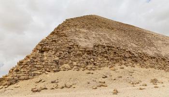 piramide piegata nella necropoli di dahshur, cairo, egitto foto