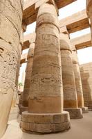 colonne nella sala ipostila del tempio di karnak, luxor, egitto foto