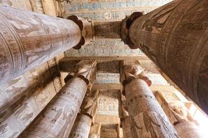 colonne nel tempio di denderah, qena, egitto foto