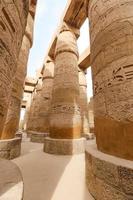 colonne nella sala ipostila del tempio di karnak, luxor, egitto foto