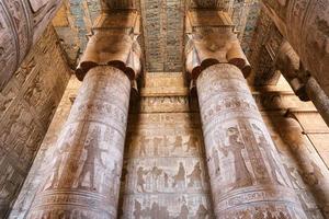 colonne nel tempio di denderah, qena, egitto foto