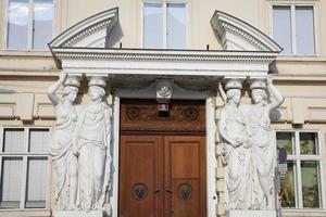 statue in porta di palais pallavicini, vienna, austria foto