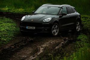 chisinau, moldova - 17 giugno 2021, porsche macan s in corse fuoristrada piene di umore su cattiva strada in moldova. foto editoriale.