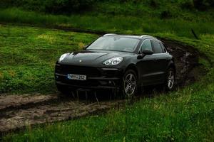 chisinau, moldova - 17 giugno 2021, porsche macan s in corse fuoristrada piene di umore su cattiva strada in moldova. foto editoriale.