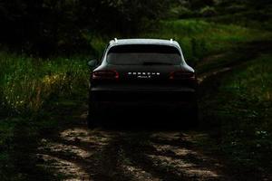 chisinau, moldova - 17 giugno 2021, porsche macan s in corse fuoristrada piene di umore su cattiva strada in moldova. foto editoriale.