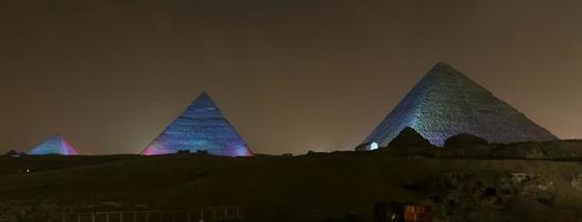 complesso piramidale di giza al cairo, egitto foto