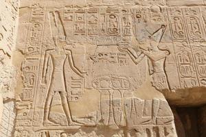 geroglifici egizi nel tempio funerario di seti i, luxor, egitto foto