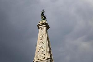 obelisco di san domenico a napoli, italia foto