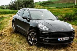 chisinau, moldova - 17 giugno 2021, porsche macan s in corse fuoristrada piene di umore su cattiva strada in moldova. foto editoriale.