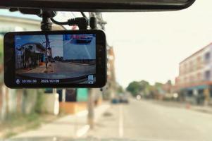 cctv installato davanti all'auto, sfondo sfocato, registrazione video durante la guida su strada come prova di eventi imprevisti sentirsi al sicuro foto
