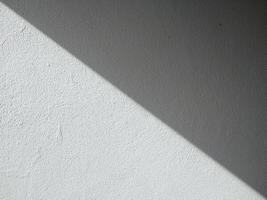 sfondo bianco muro di cemento con ombre nere in esecuzione in linea retta. stile bicolore. sfondi e sfondi foto