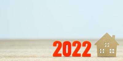 modello di casa e numero 2022 sul tavolo foto