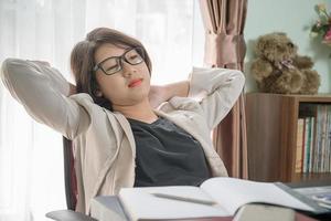 i capelli corti della ragazza adolescente si sono rilassati dopo il lavoro foto