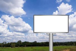 cartellone bianco e cielo blu foto