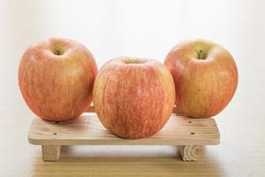 mela sul vassoio di legno foto