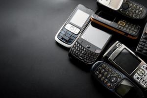 cellulari vecchi e obsoleti su sfondo nero. foto