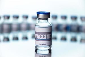 fiale di vetro per vaccino in laboratorio. gruppo di flaconi di vaccino. medicina in fiale. foto