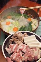 cibo giapponese. Sukiyaki. carne e verdure lessate in brodo. foto