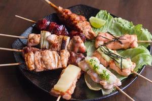 cibo giapponese. yakitori. carne marinata in salsa allo spiedo e grigliata su carbone. foto