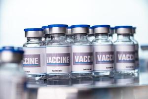 fiale di vetro per vaccino in laboratorio. gruppo di flaconi di vaccino. medicina in fiale. foto