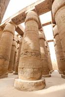 colonne nella sala ipostila del tempio di karnak, luxor, egitto foto