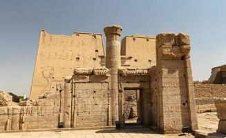 davanti al tempio di edfu a edfu, in egitto foto