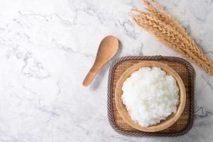 pappa di riso o porridge di riso in una ciotola di legno. foto