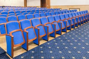 sala conferenze con sedili blu