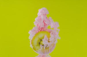 affettare il kiwi con un focus parziale sulla dissoluzione del colore rosa del poster foto