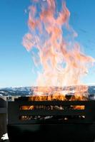 fuoco e cielo azzurro foto